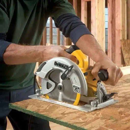 DeWalt 7-1/4" Lightweight Circular Saw with Contractor Bag